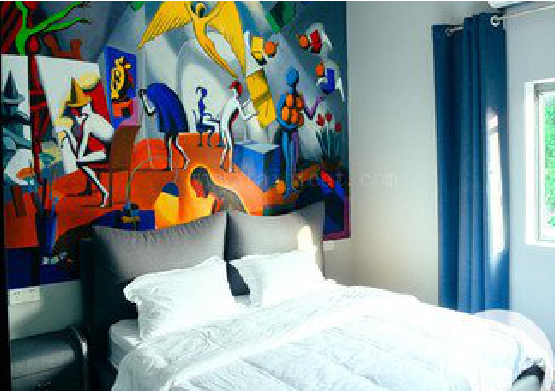  九寨沟对于酒店的墙体彩绘而言更注重哪些方面？